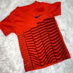 Boys sport shirt size 3-4 Nike  perfect condition